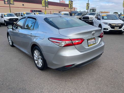 Used 2020 Toyota Camry LE image 5