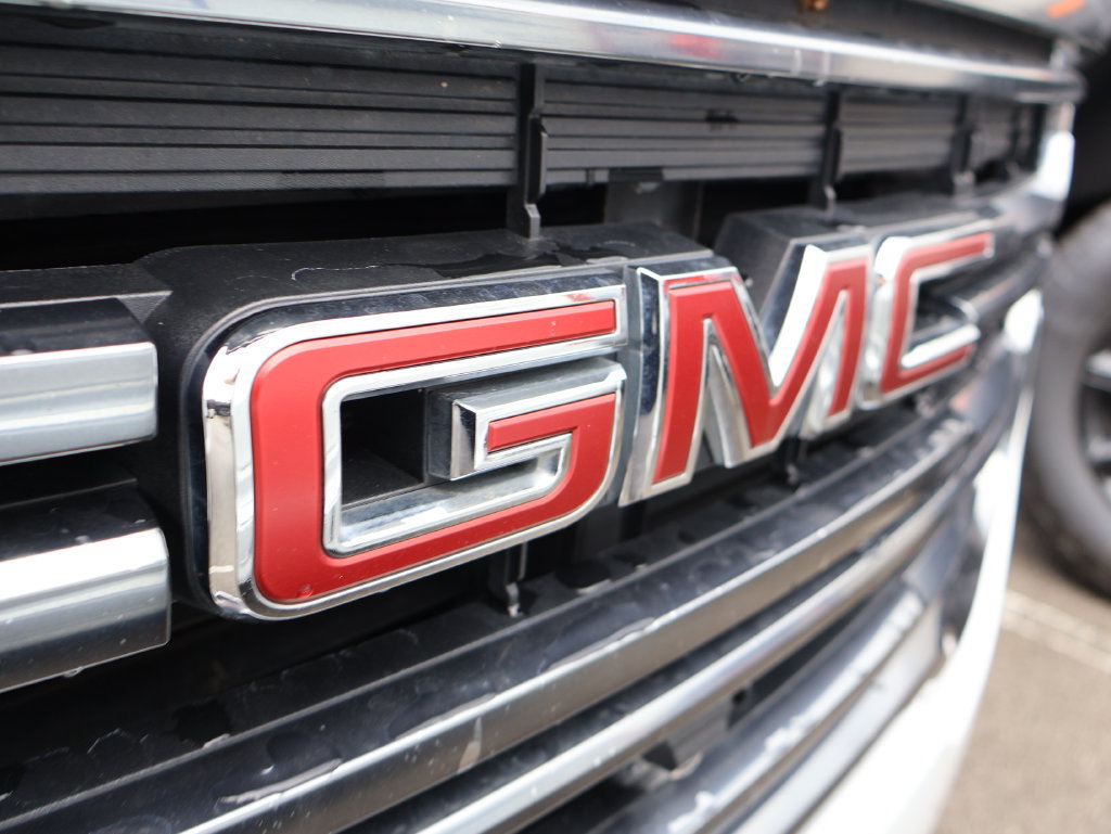 Used 2023 GMC Acadia AT4 w/ Technology Package AWD/4WD image 3