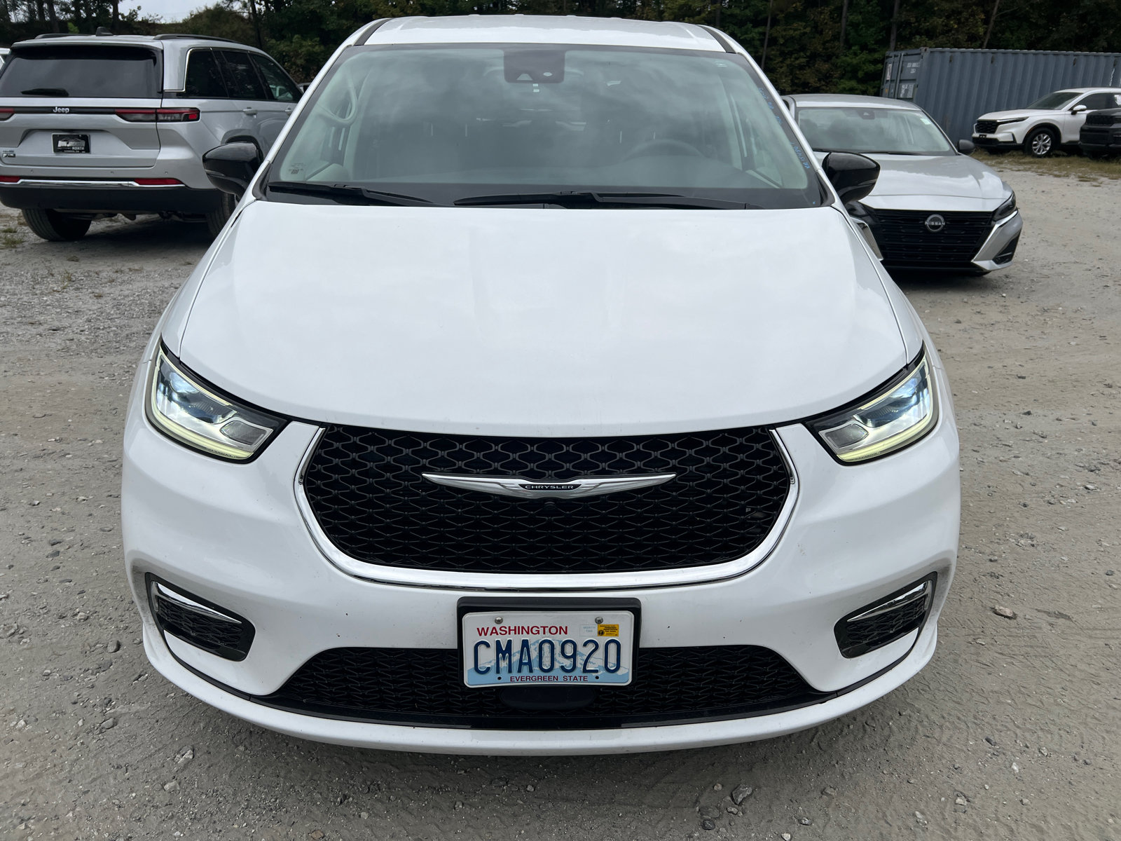 Used 2024 Chrysler Pacifica Touring-L FWD image 3
