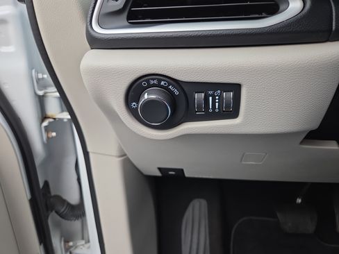 Certified 2022 Chrysler Voyager LX FWD image 29