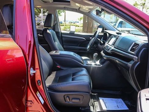 Used 2018 Toyota Highlander SE FWD image 20