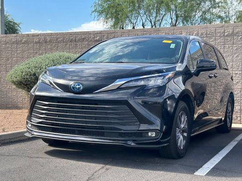 Used 2025 Toyota Sienna XLE FWD image 2