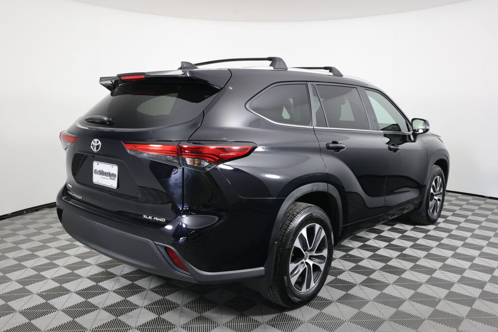 Used 2023 Toyota Highlander XLE AWD/4WD image 2