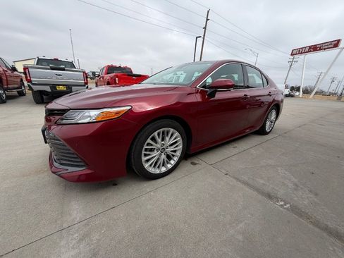 Used 2018 Toyota Camry XLE image 4