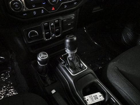 Used 2018 Jeep Wrangler Unlimited Sahara image 12