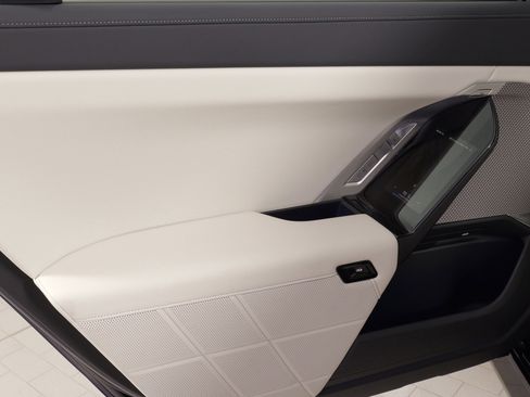 Used 2023 BMW 760i xDrive image 23