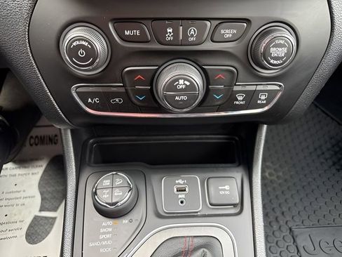 Used 2022 Jeep Cherokee Trailhawk w/ Trailer Tow Group AWD/4WD image 15