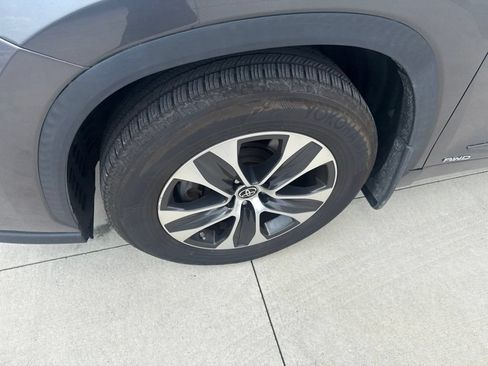 Used 2022 Toyota Highlander XLE AWD/4WD image 9
