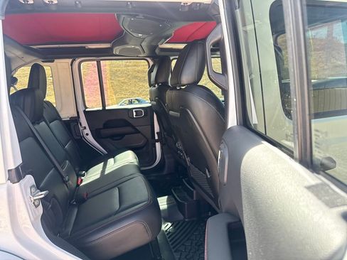 Used 2025 Jeep Wrangler Unlimited Rubicon image 23