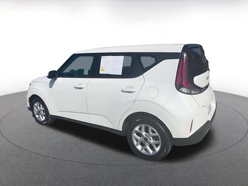 Used 2025 Kia Soul LX w/ LX Technology Package FWD image 9
