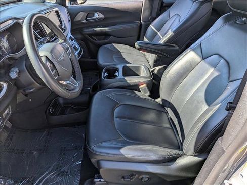 Used 2025 Chrysler Pacifica Select image 16