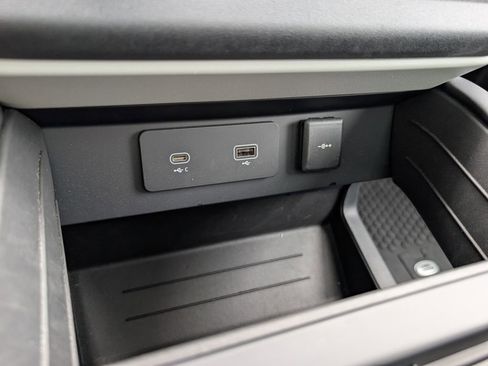 Used 2024 Land Rover Defender 130 S image 21