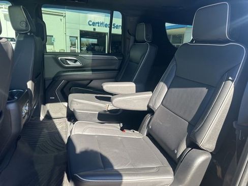 Used 2023 GMC Yukon XL SLT w/ SLT Premium Package image 26