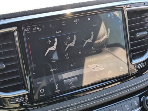 Used 2023 Chrysler Pacifica Limited w/ Uconnect Theater Family Group image 21