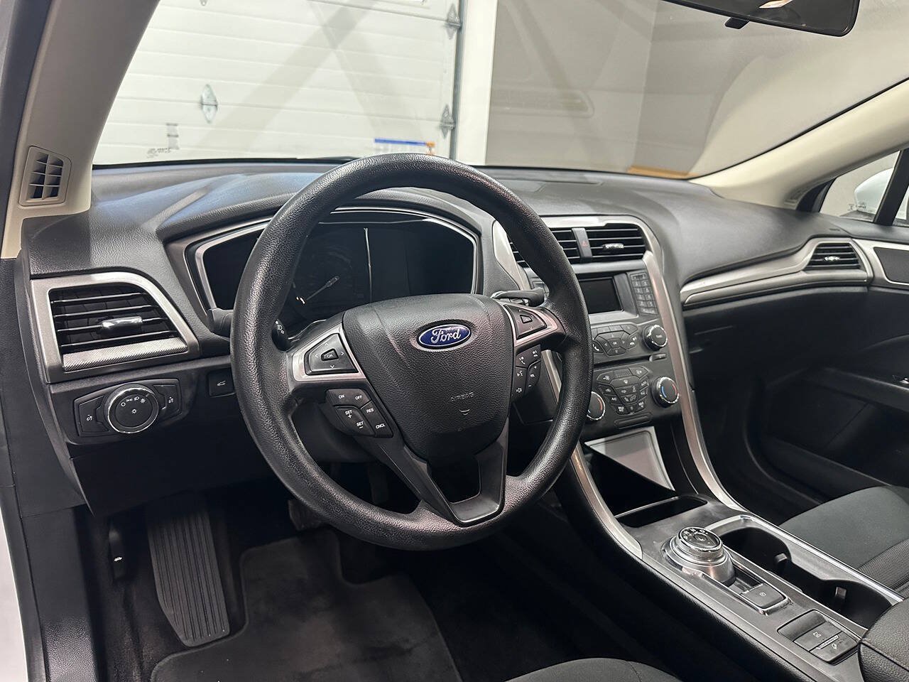 Used 2017 Ford Fusion SE FWD image 15