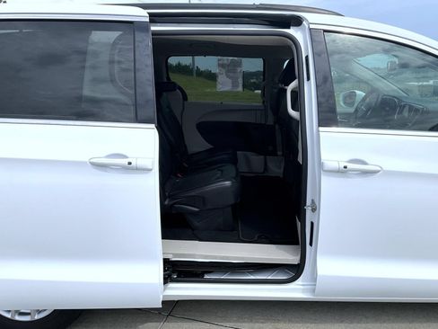 Used 2022 Chrysler Pacifica Touring-L FWD image 20