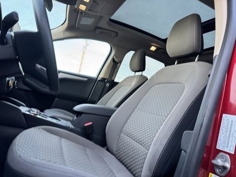 Used 2020 Ford Escape SE image 9