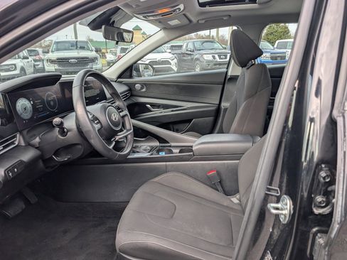 Used 2025 Hyundai Elantra SEL image 18