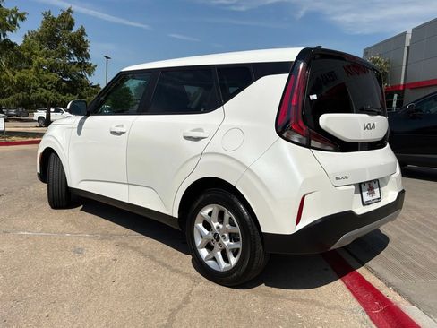 Used 2025 Kia Soul LX w/ LX Technology Package FWD image 8