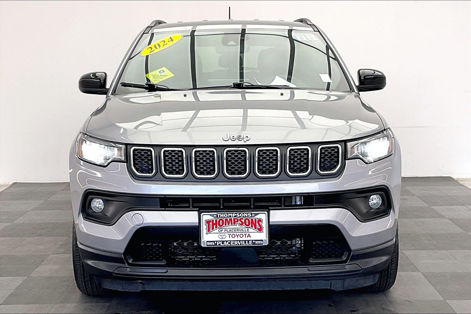Used 2024 Jeep Compass Latitude w/ Altitude Special Edition AWD/4WD image 2
