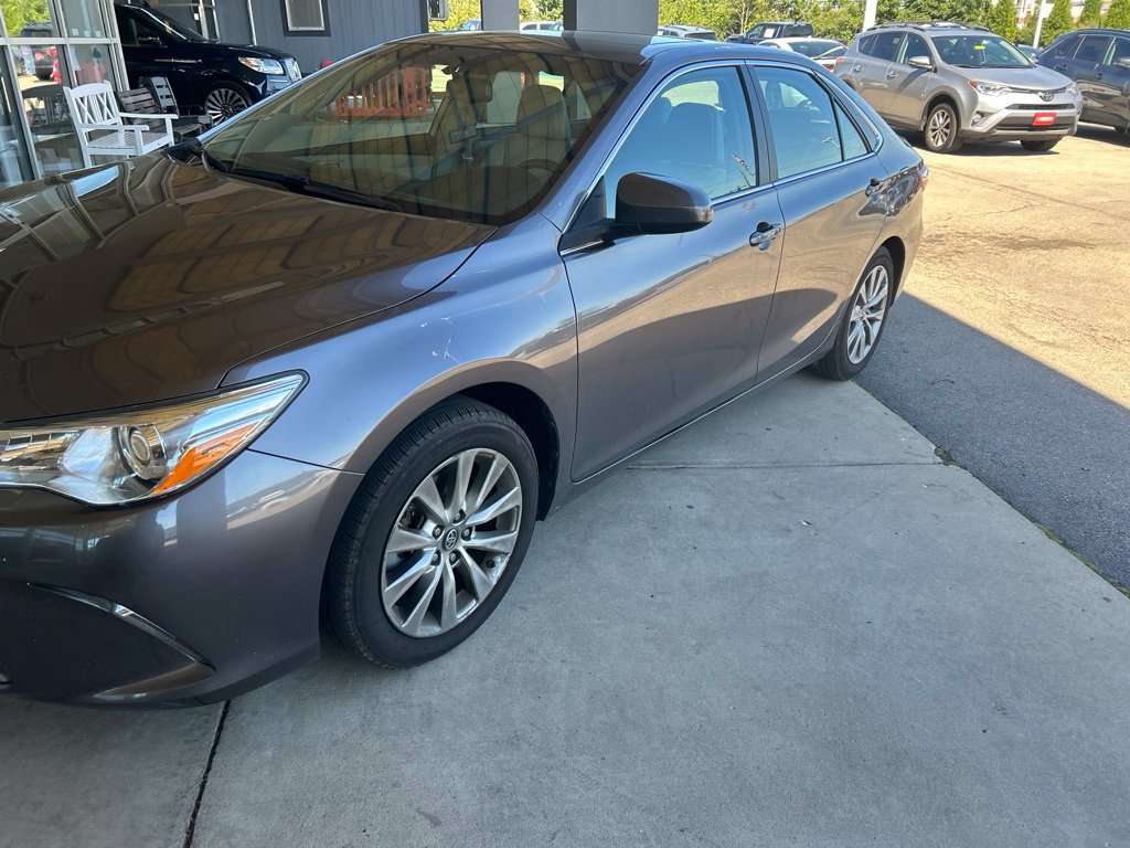 Used 2017 Toyota Camry XLE w/ Moonroof Package FWD image 2