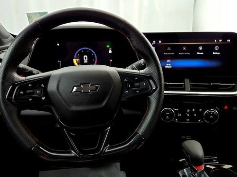 Used 2024 Chevrolet Trax RS w/ Sunroof Package FWD image 28