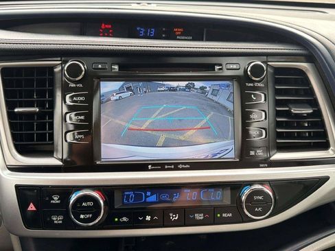Used 2017 Toyota Highlander XLE AWD/4WD image 24
