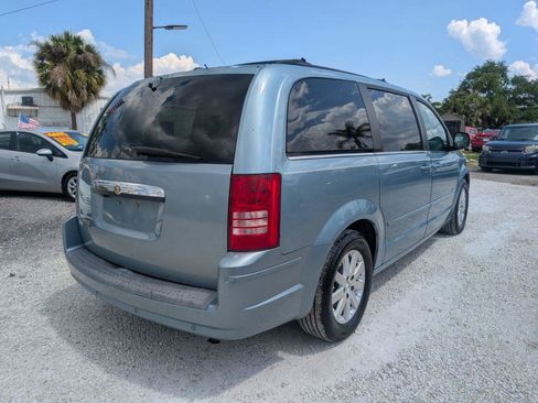Used 2008 Chrysler Town & Country Touring FWD image 7