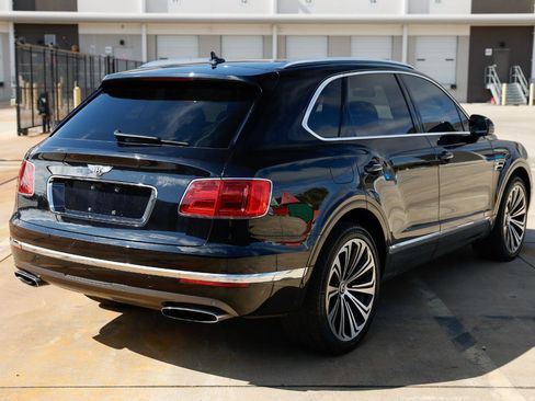 Used 2018 Bentley Bentayga image 13