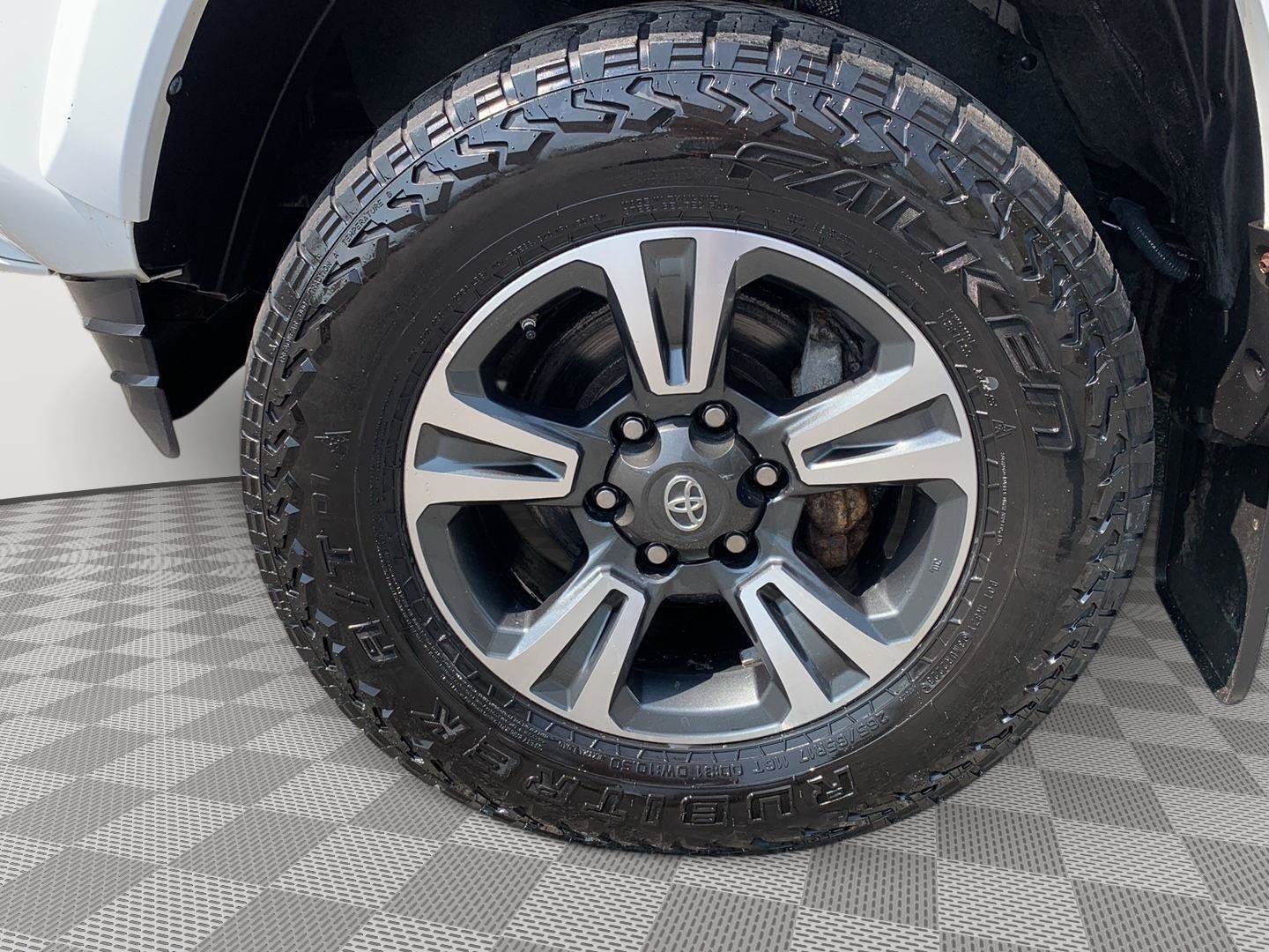 Used 2017 Toyota Tacoma TRD Sport w/ Tow Package AWD/4WD image 12