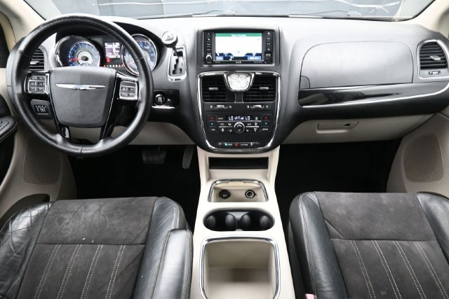 Used 2014 Chrysler Town & Country Touring-L FWD image 21