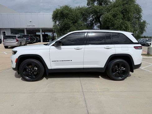 Used 2023 Jeep Grand Cherokee Limited w/ Black Appearance Package AWD/4WD image 3