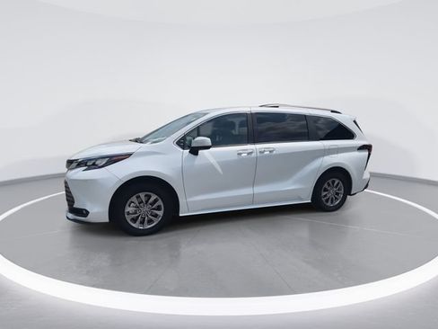 Used 2026 Toyota Sienna XLE FWD image 4