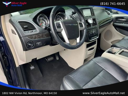 Used 2015 Chrysler Town & Country Touring FWD image 6