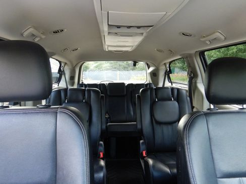 Used 2016 Chrysler Town & Country Touring w/ Driver Convenience Group FWD image 21