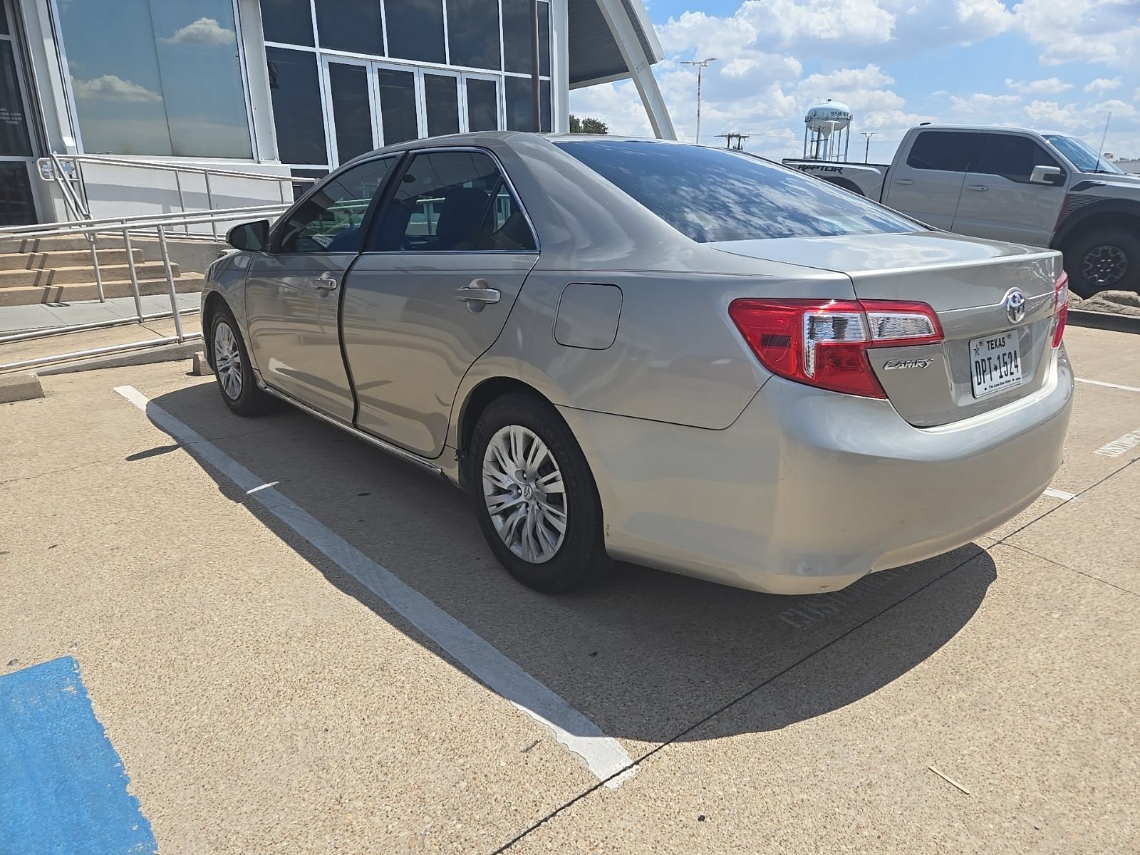 Used 2013 Toyota Camry LE FWD image 3