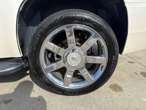 Used 2011 Cadillac Escalade 4WD Hybrid image 56