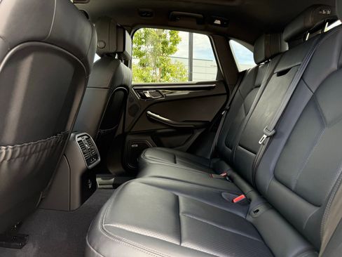 Certified 2025 Porsche Macan image 30