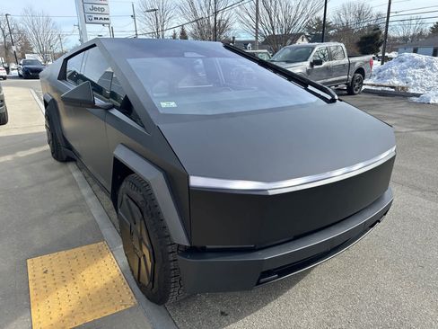 Used 2024 Tesla Cybertruck AWD Crew Cab image 8