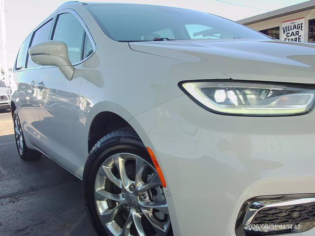 Used 2021 Chrysler Pacifica Touring-L w/ Uconnect Theater Family Group AWD/4WD image 18