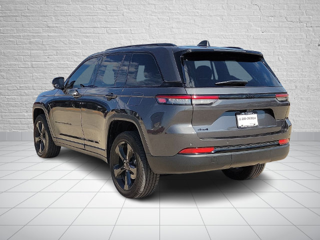 Used 2023 Jeep Grand Cherokee Altitude AWD/4WD image 3