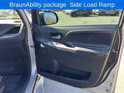 Used 2015 Toyota Sienna SE w/ SE Preferred Package image 28