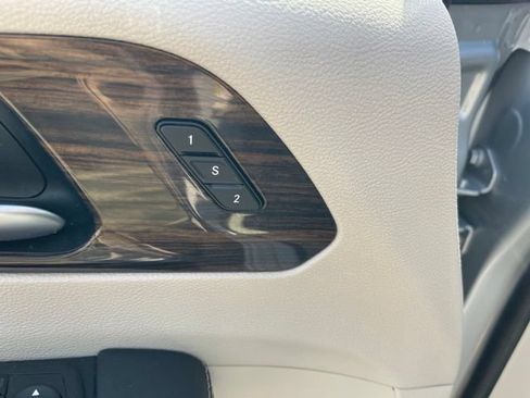 Used 2023 Chrysler Pacifica Limited FWD image 17