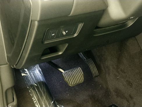 New 2026 Land Rover Discovery S image 9