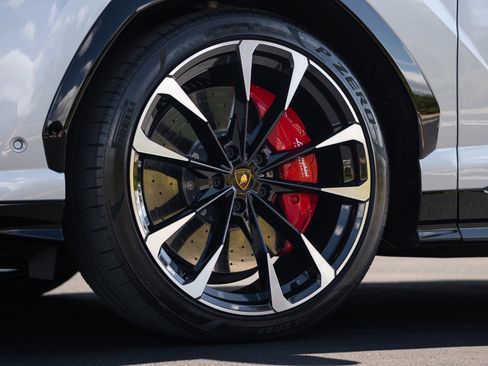 Used 2022 Lamborghini Urus image 19