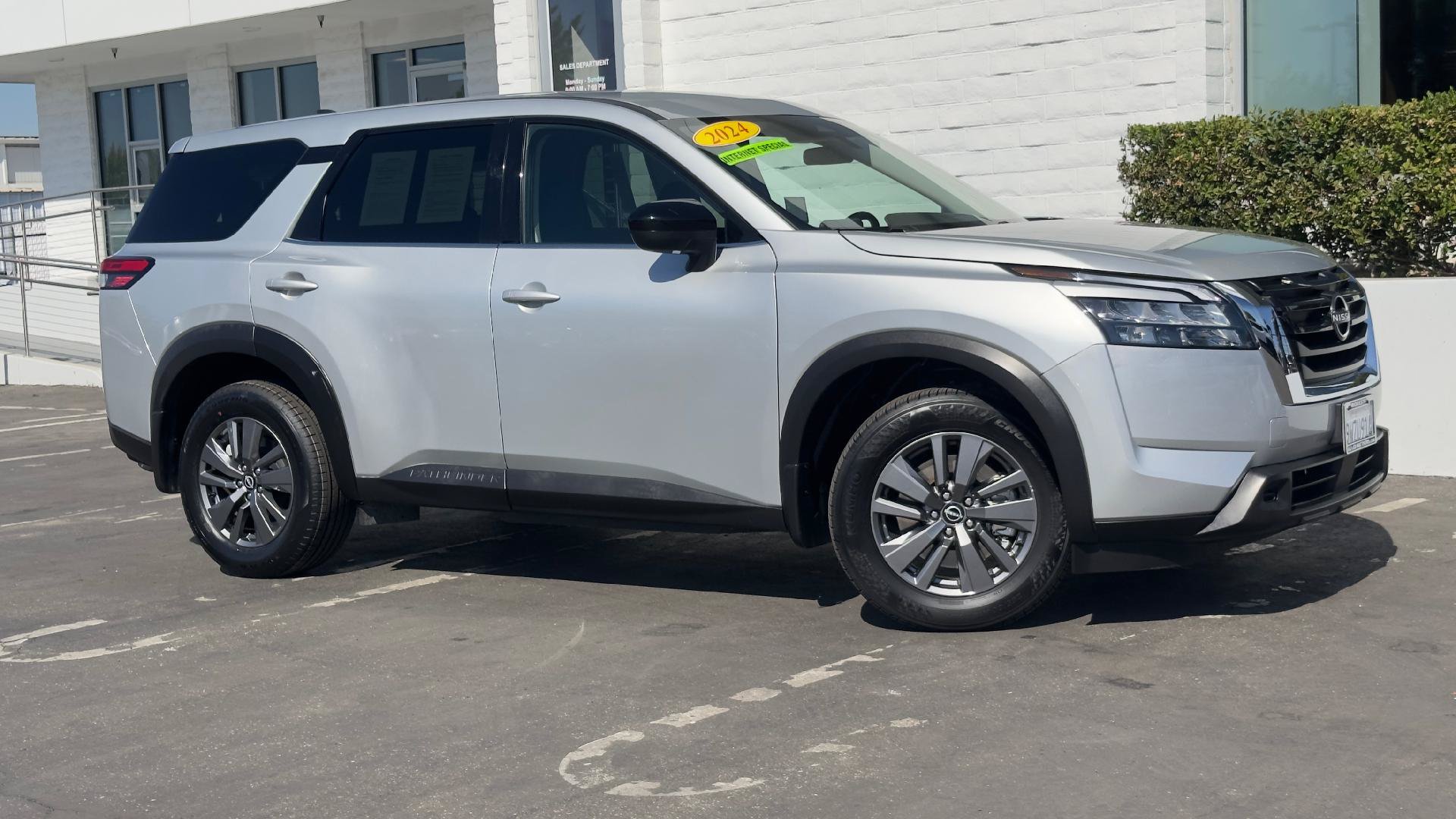 Used 2024 Nissan Pathfinder S FWD image 2
