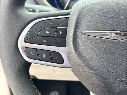 Used 2024 Chrysler Pacifica Touring-L FWD image 19