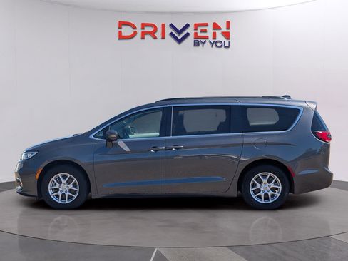Used 2022 Chrysler Pacifica Touring-L image 2