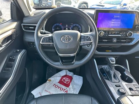Used 2023 Toyota Highlander Limited image 13
