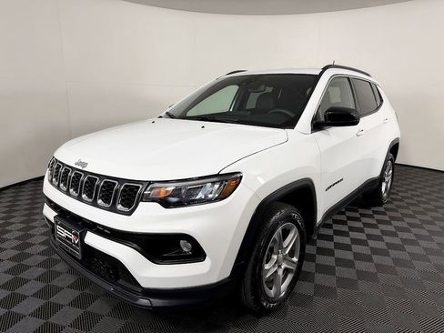Used 2024 Jeep Compass Latitude w/ Convenience Group AWD/4WD image 2